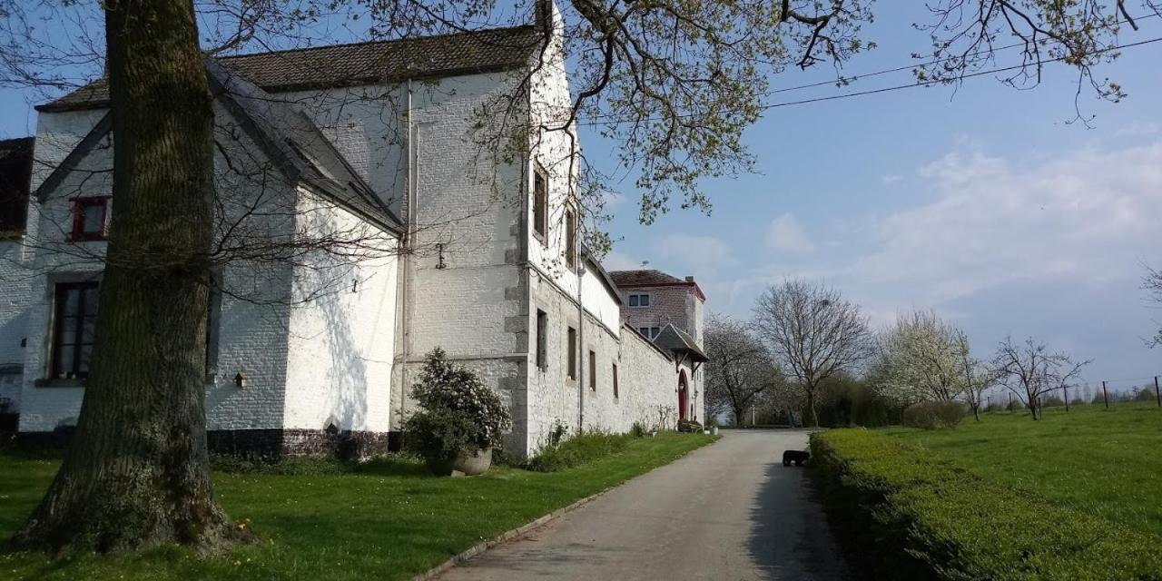 Villa La Tour De La Chapelle Couthuin Esterno foto