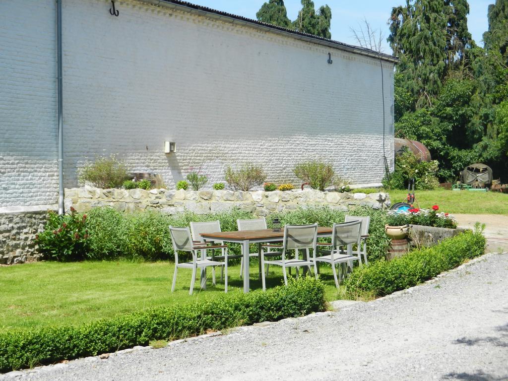 Villa La Tour De La Chapelle Couthuin Esterno foto