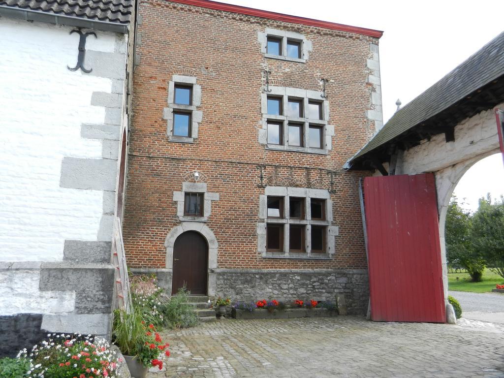Villa La Tour De La Chapelle Couthuin Esterno foto