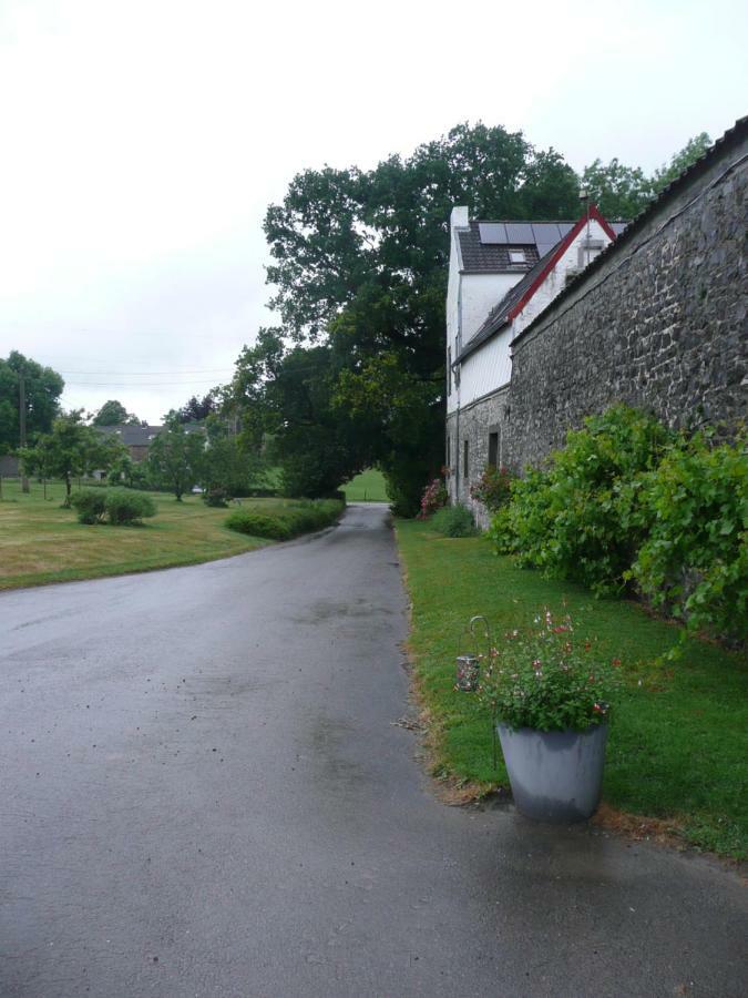 Villa La Tour De La Chapelle Couthuin Esterno foto